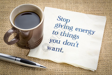 停止给不想得到的东西提供能量手写在餐巾纸上加一杯咖啡图片