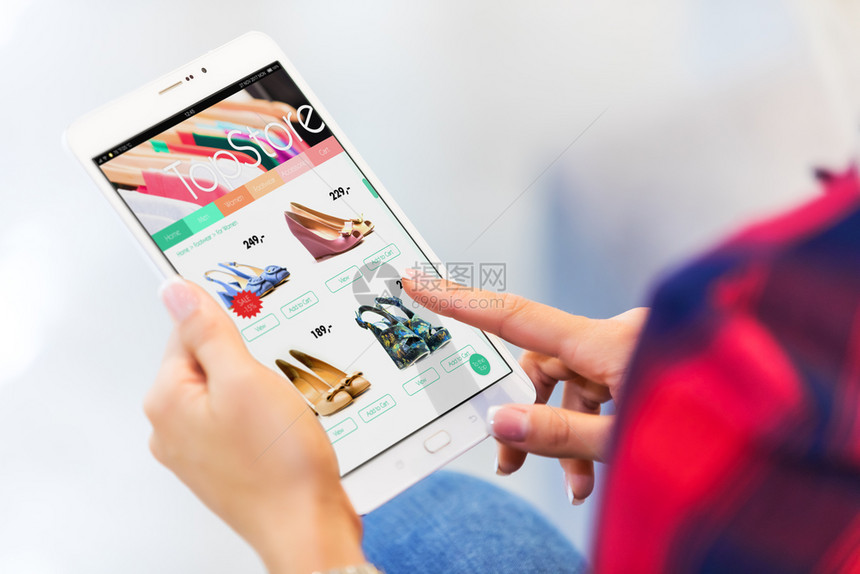 用平板电脑在线购物的年轻妇女有选择地购买和支付有选择焦点效果购买和付款图片