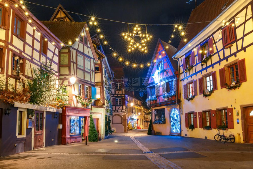 古老城镇科尔马的Alsatian传统半平板房屋在法国Alsace的Christmas时间装饰和照亮法国AlsaceColmar的图片