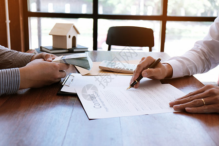 商业人员与房地产代理商签订交易合同顾问概念和家庭保险解释高清图片素材