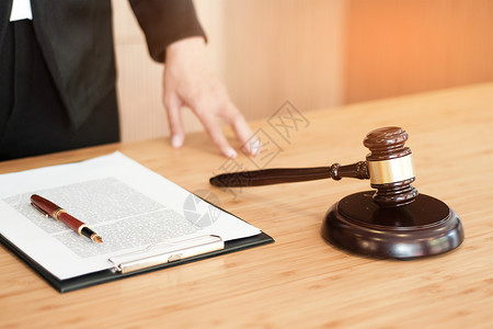 法律顾问向客户提出一份与手架和法律签订的合同司法和律师概念办公室高清图片素材