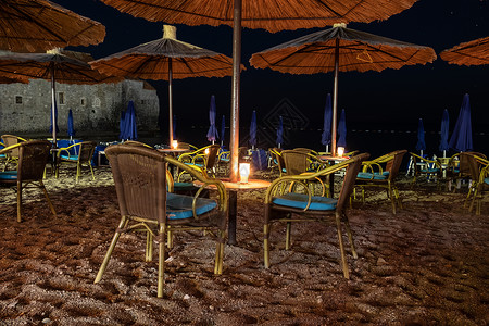 夜间热带海滩的浪漫晚餐桌蓝色高清图片素材