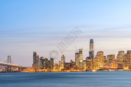 旧金山市中心黄昏时分的天际加利福尼亚州宝藏岛日落美国图片