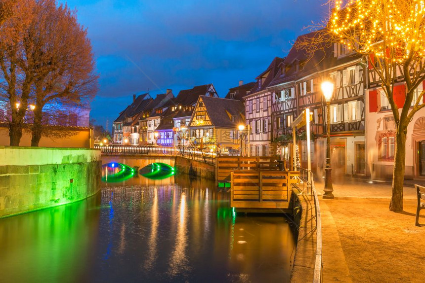在小维尼斯或威古老的科尔马镇小维尼斯的Alsatian传统半断层房屋中古老的Colmar镇在圣诞节时装饰和照亮法国Alsace法图片
