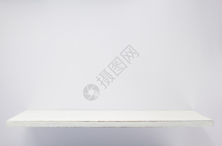 白背景纹理壁上的木板架背景图片