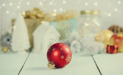 白色背景的时装圣诞饰品木砖的圣诞节装饰品图片