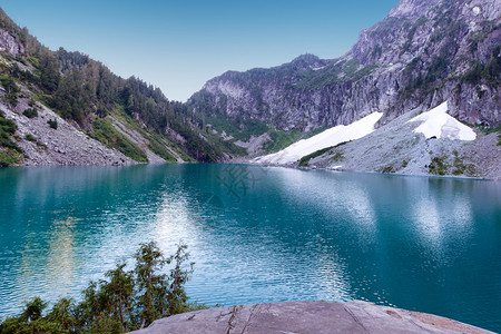 夏季带山雪的冰川湖图片