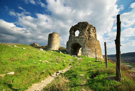 恶龙破坏城堡古老的塔历史建筑背景