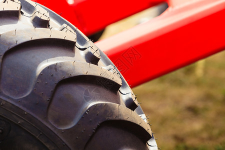 农业设备概念详细闭式农业机械轮胎大门外大轮胎背景图片