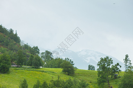 挪威远足区夏季风景优美的山地观由雾的雨天形成挪威雾的山地景观天气高清图片素材