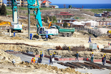 大型素材网站201年4月6日海洋附近的大型建筑工地背景