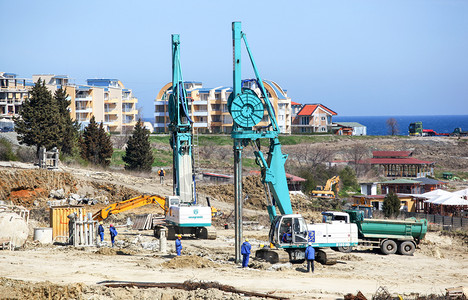 201年4月6日海洋附近的大型建筑工地图片