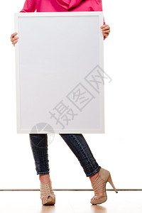广告概念女双腿与空白演示板女模型显示横幅标志的广告牌复制文本空间图片