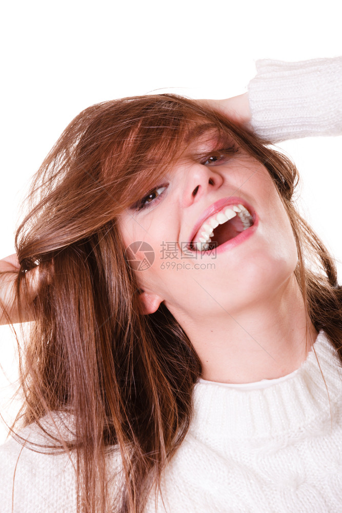 快乐的女人梳长发玩得开心但好看日常活动女人梳头发扯图片