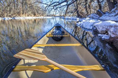 冬季风景中一只独木舟在河上划船图片