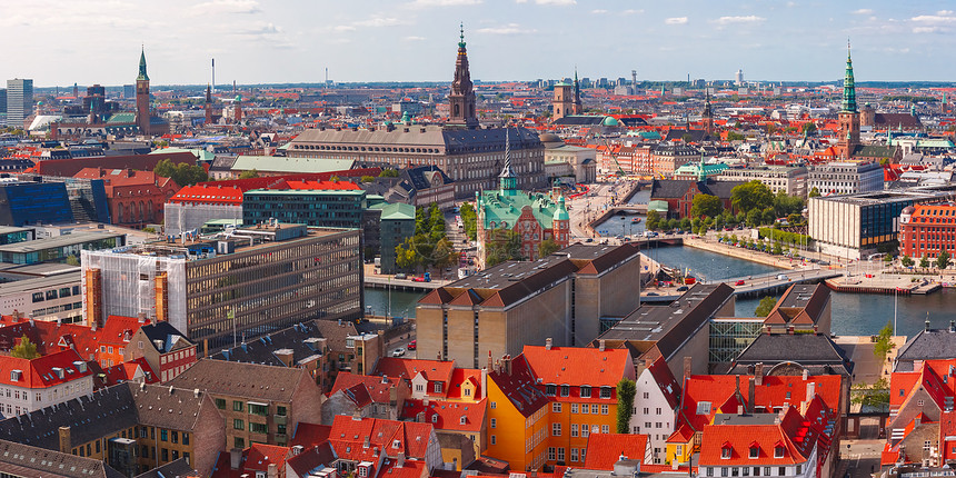 在丹麦首都哥本哈根与Boersen和Christiansborg的旧城天际线以及许多红色屋顶的景象和空中观测丹麦首都哥本哈根图片