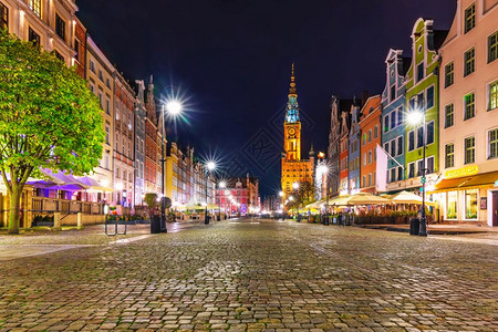 波兰格丹斯克老城DlugiTarg市场广古建筑的景色夜图片