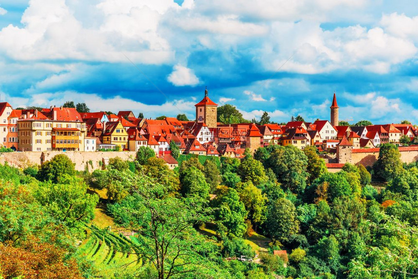 德国巴伐利亚RothenburgoderTauber老城建筑的夏季风景全图片