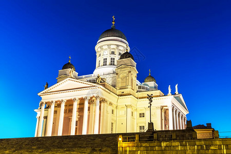 芬兰首都著名的里程碑芬兰赫尔辛基参议院广场路德会教堂的景色夏夜图片