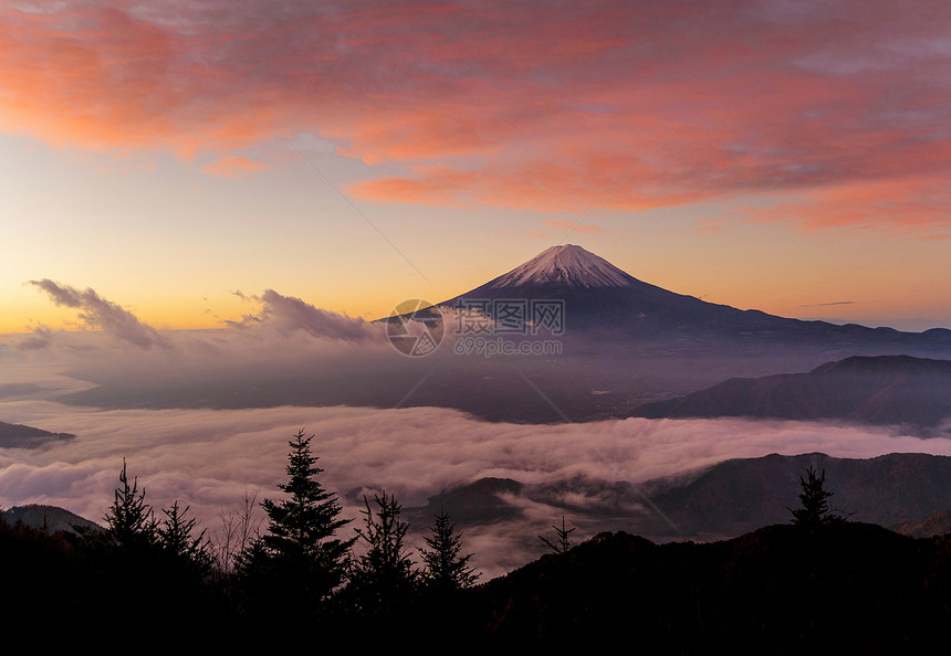 富士山的空中景象日出时雾在本山桥藤川口子坡风景图片