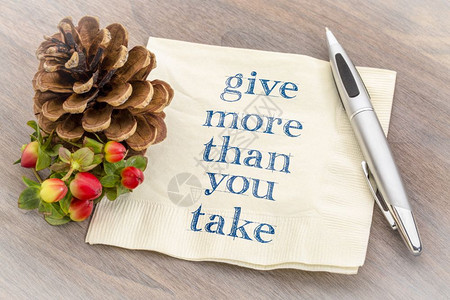 在餐巾纸上写有灵感的笔迹配上季节装饰图片