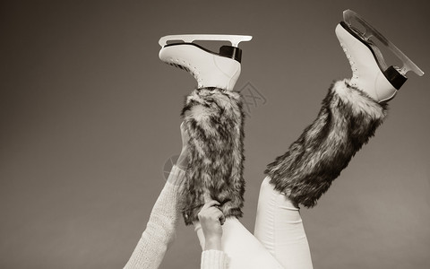穿着溜冰鞋的女子双腿穿滑雪鞋溜冰滑图片