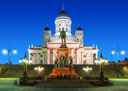夜晚芬兰参议院广场上亚历山大二世的雕像图片