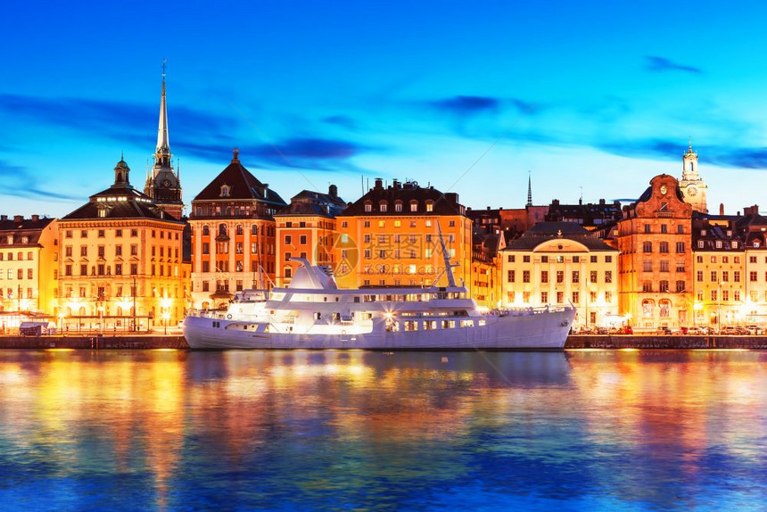 瑞典斯德哥尔摩老城GamlaStan建筑码头景色夏夜图片