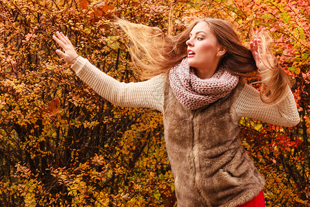 美丽的秋季时装神秘女人假扮着在公园户外的多姿彩秋叶图片