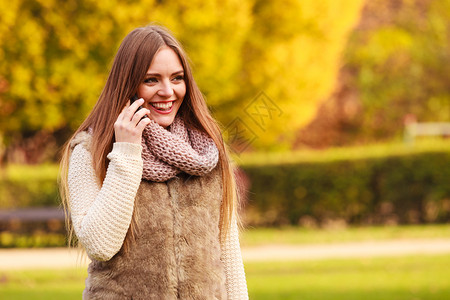 秋季人的概念迷女的肖像美丽女士拿着手机打电话找人图片