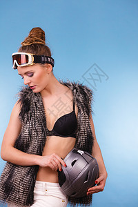 冬天运动时装概念带着运动配件的笑女人孩拿着头盔戴小白脸图片