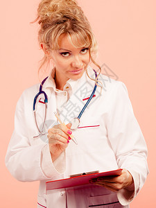 白制服女医生颈部有蓝色听诊器中年女药剂师护士过滤中年女医生图片
