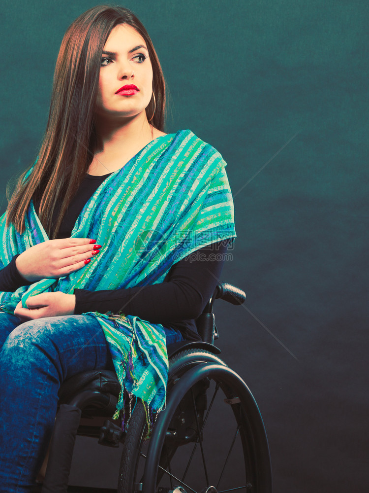 健康疾病残无用悲剧概念轮椅上的女孩平静地坐着的年轻残废女士轮椅上的孩图片