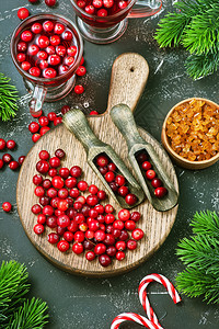 红莓酒和浆果圣诞节喝在玻璃和桌子上高清图片
