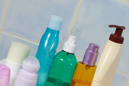 身体和皮肤护理卫生概念浴室里装有液肥皂或洗涤化妆品的瓶子图片