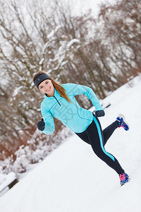 冬季运动户外健身时尚自然锻炼健康概念图片