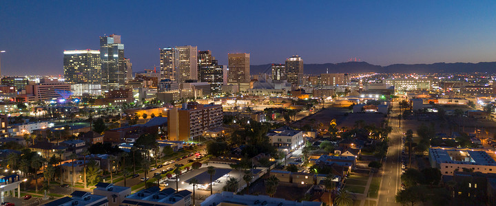 夜幕降临黄昏于亚利桑那州凤凰城中心图片