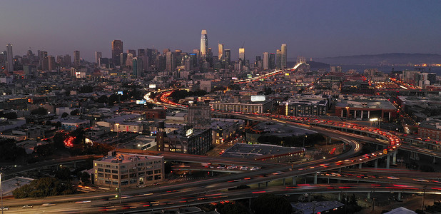 交通过10高速公路和旧金山湾桥进出城镇图片