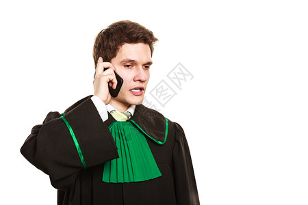 年轻的男律师通过电话聊天帮助提供咨询图片