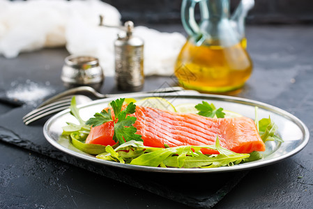 盘子里有新鲜沙拉的鲑鱼海鲜高清图片素材