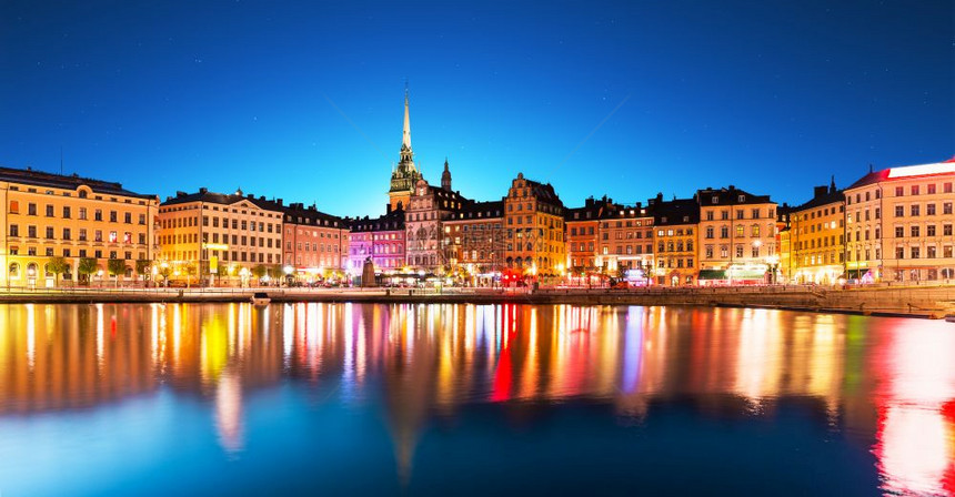 瑞典斯德哥尔摩老城GamlaStan建筑码头夏季夜全景图片