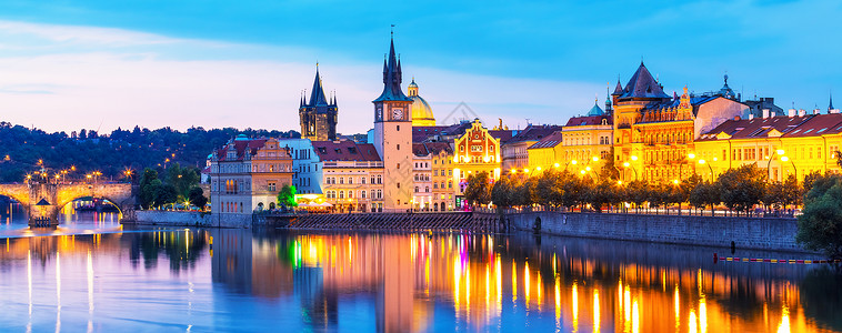 捷克布拉格旧城古建筑和伏尔塔瓦河码头的夏日落全景外观高清图片素材