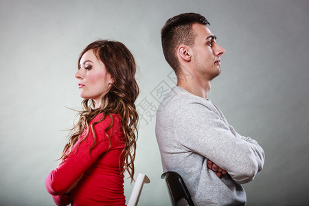 男女意见不一夫妻在争吵后坐椅子背对上问题高清图片素材