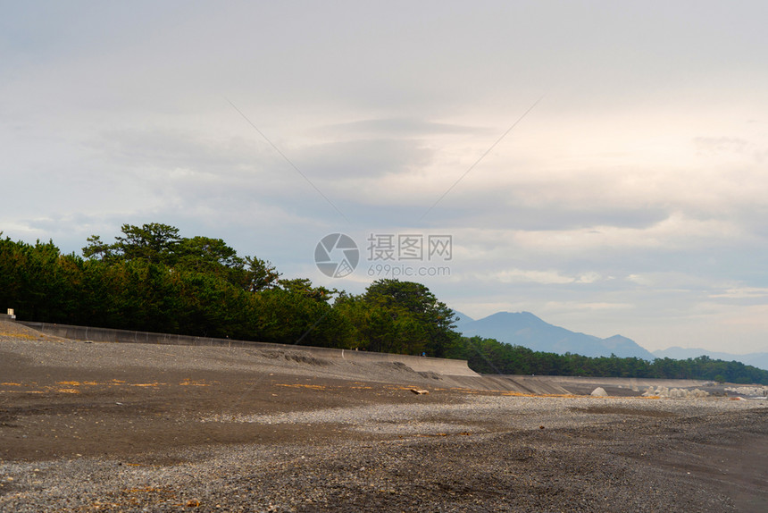 日出时在本静冈的美浩海滨自然岸地貌背景图片