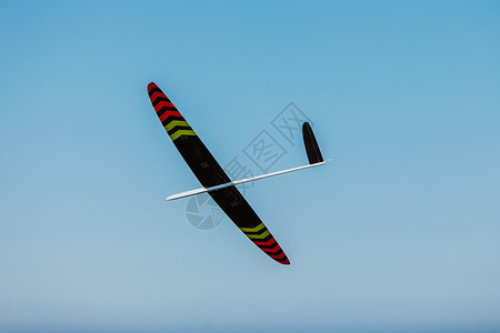 RC遥控飞机模型在空中飞翔背景图片