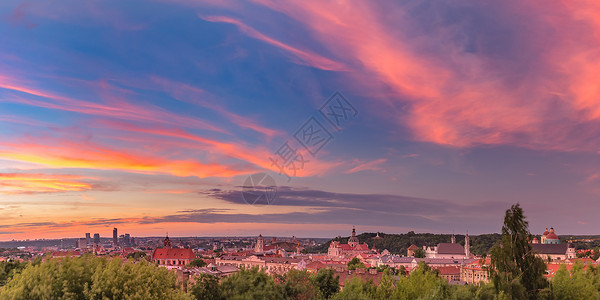立陶宛波罗地海各州日出美景时对旧城镇维尔纽斯和新中心摩天大楼的空中全景背景