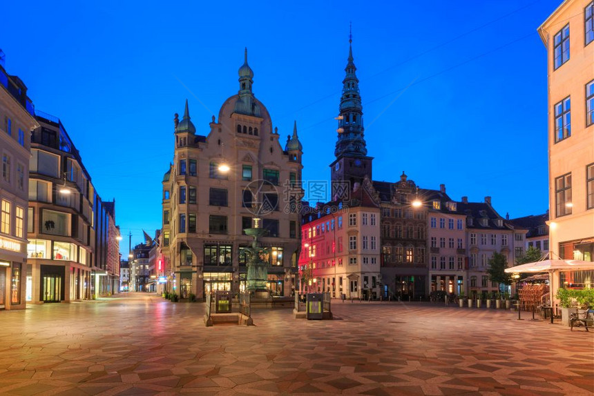 Amagertorv广场上的斯托克不老泉清晨蓝色时间的Stroget街哥本哈根丹麦首都图片