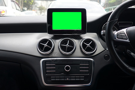 汽车内部图使用导航图和全球定位系统在运输和旅行概念中使用的现代汽车内部监视器空白绿屏背景