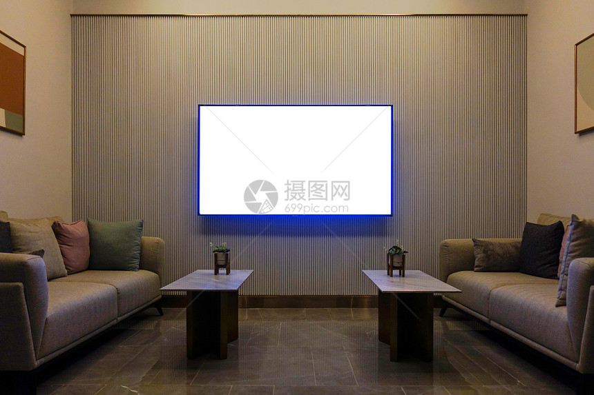 豪华现代客厅家具空白屏幕电视夜间沙发装饰室内设计背景图片