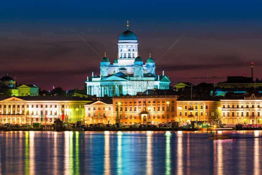 芬兰赫尔辛基参议院广场旧城建筑和码头与市场广和路德会堂一道的古城建筑和码头的景色夜图片